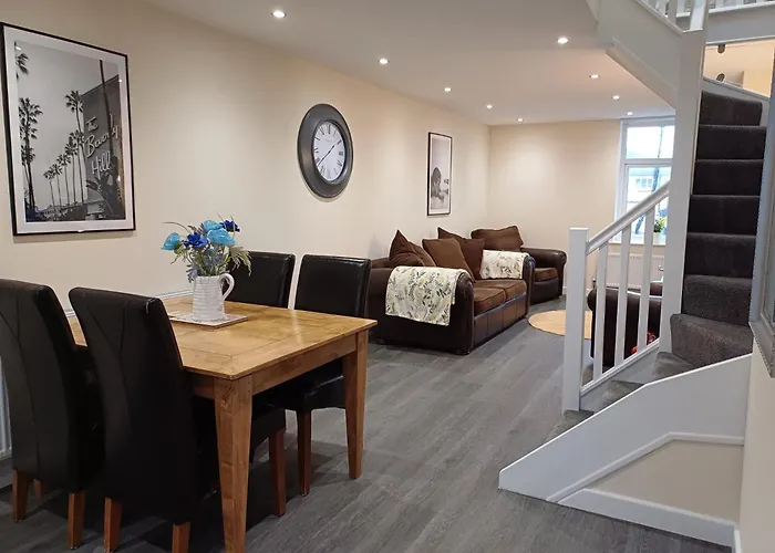 Luxury Apartment - Above Iconic High Lane Oatcakes
